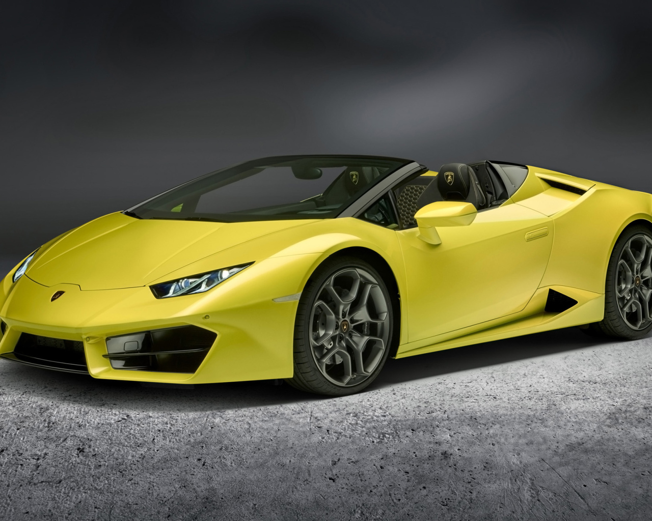 Желтый автомобиль кабриолет Lamborghini Huracan