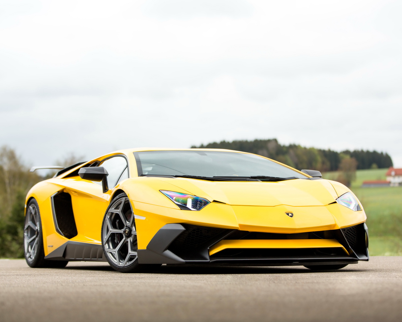 Желтый быстрый автомобиль Lamborghini Aventador Novitec Torado LP 750-4