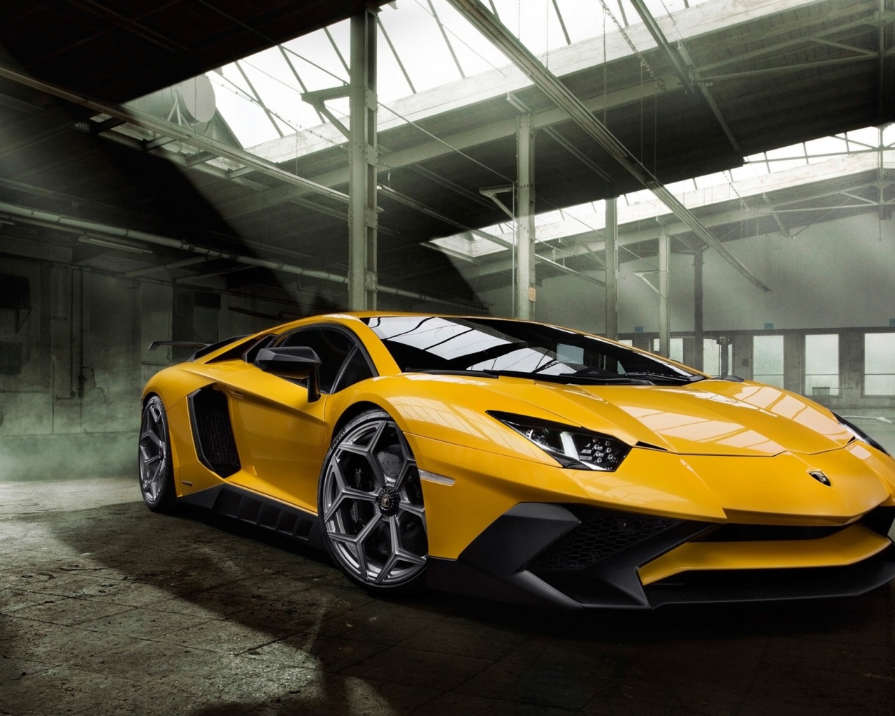Желтый спортивный автомобиль Lamborghini Aventador 