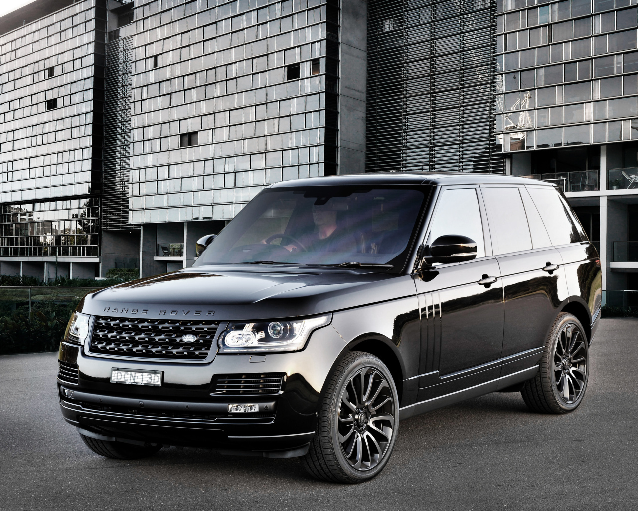 Красивый черный автомобиль Land Rover Vogue