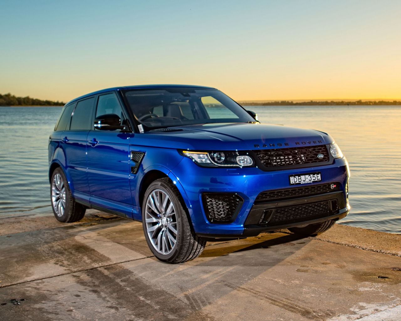 Синий внедорожник  Range Rover на берегу моря