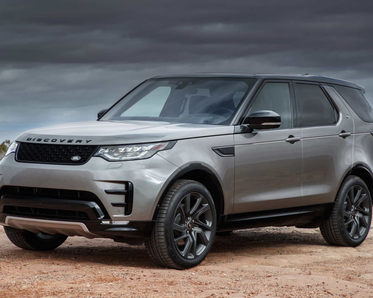 Серебристый автомобиль Land Rover  Discovery HSE Si6, 2017 