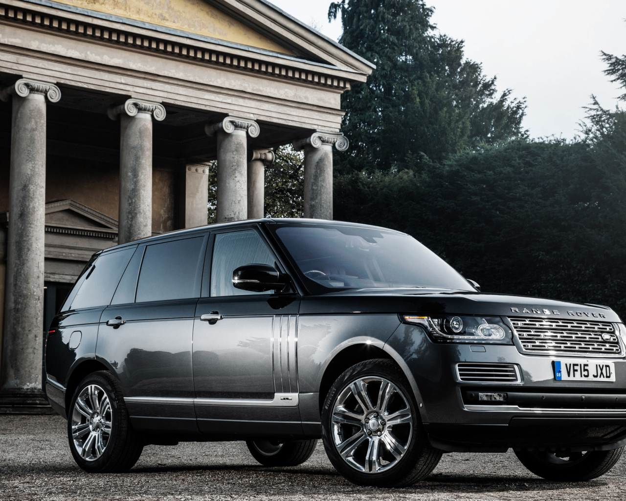 Серебристый стильный внедорожник Range Rover 