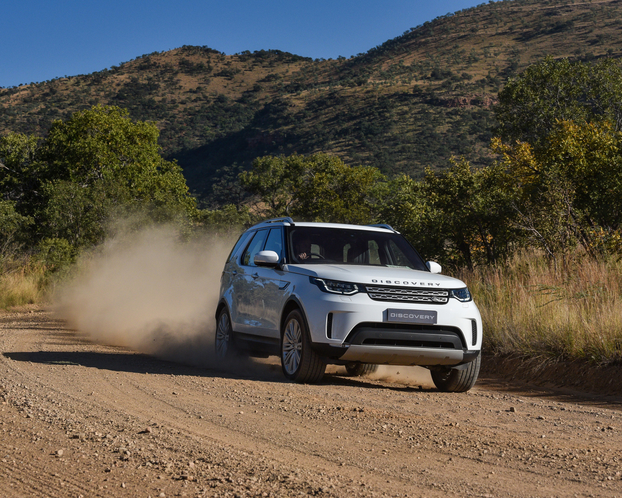 Белый внедорожник Land Rover  Discovery HSE Td6, 2017 на дороге