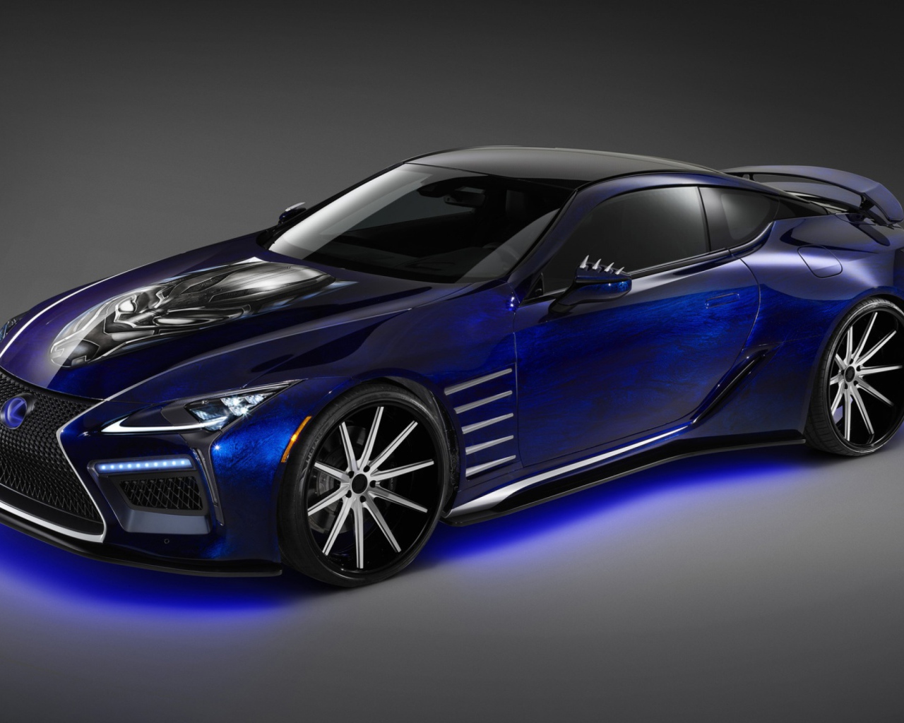 Синий автомобиль Lexus LC с рисунком Черная пантера на капоте