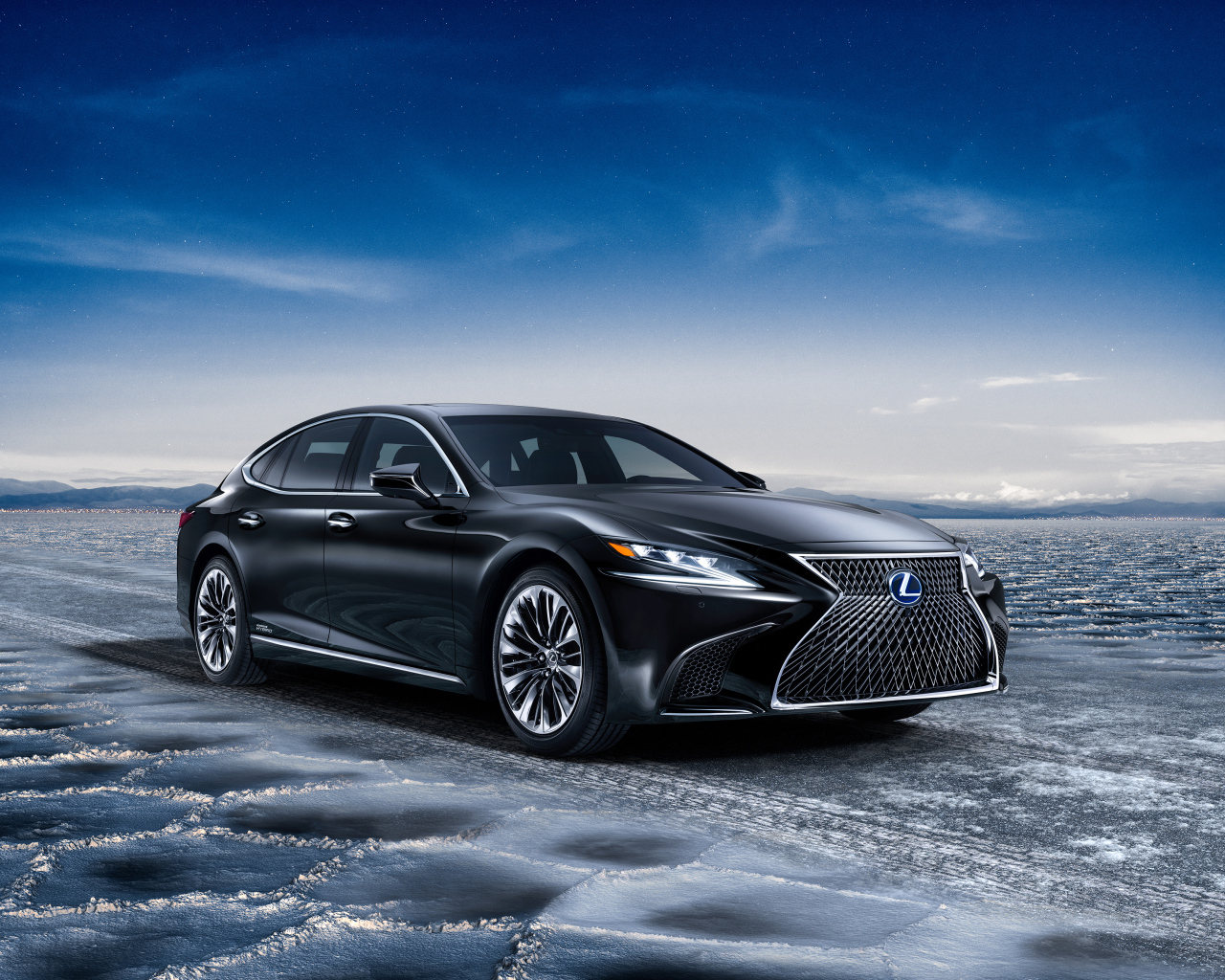 Автомобиль  Lexus LS 500h на скользкой трассе 