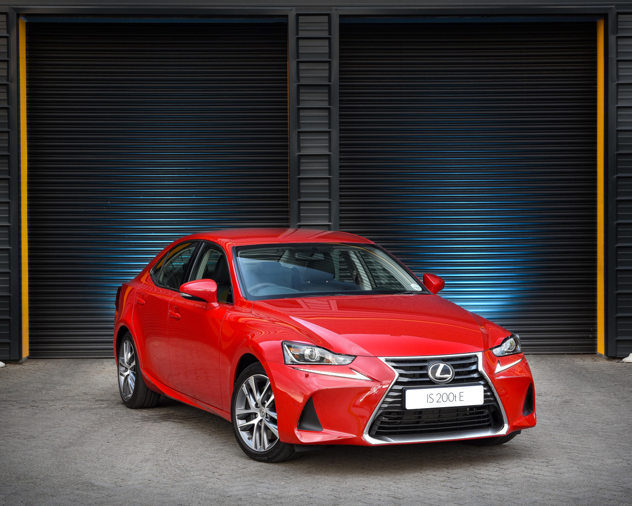 Красный автомобиль Lexus  IS 200t в гараже
