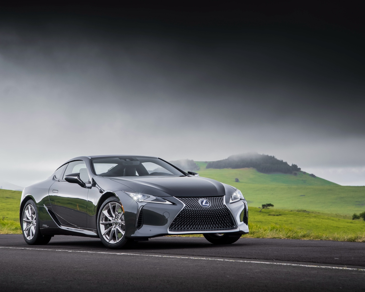 Серебристый автомобиль Lexus LC 500h, 2018 под грозовым небом