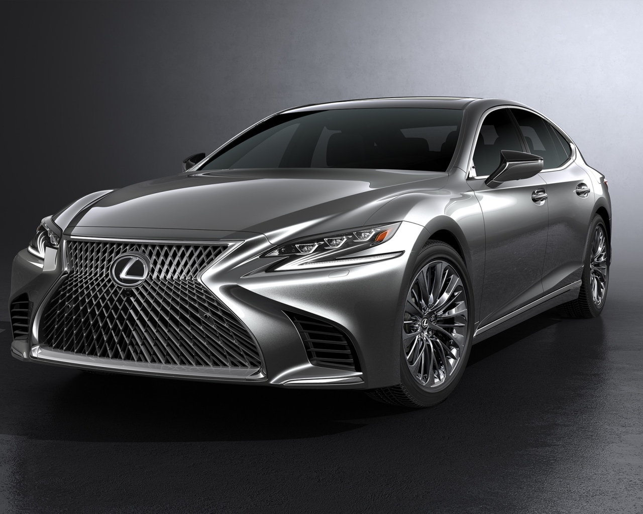 Серебристый автомобиль Lexus LS на сером фоне
