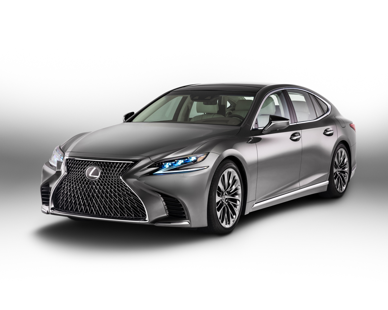 Серебристый автомобиль Lexus Unveils, 2018 на белом фоне