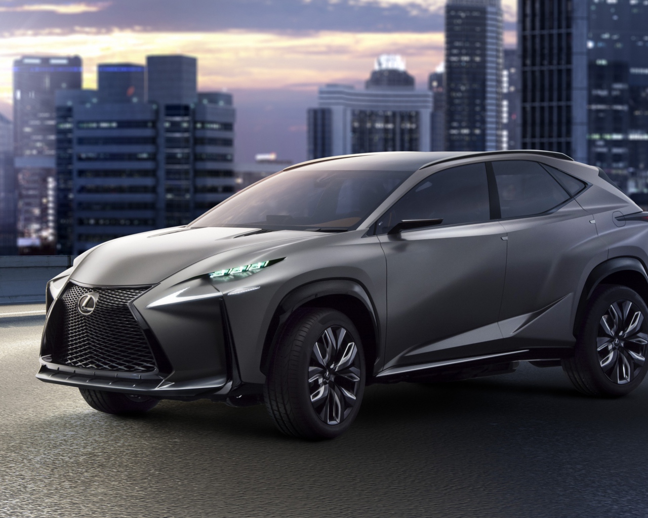 Серебристый кроссовер  Lexus LF-NX на фоне города
