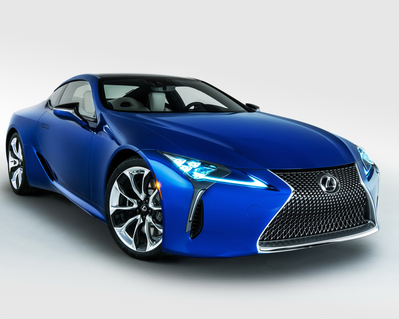 Спортивный синий автомобиль  Lexus LC 500, 2018