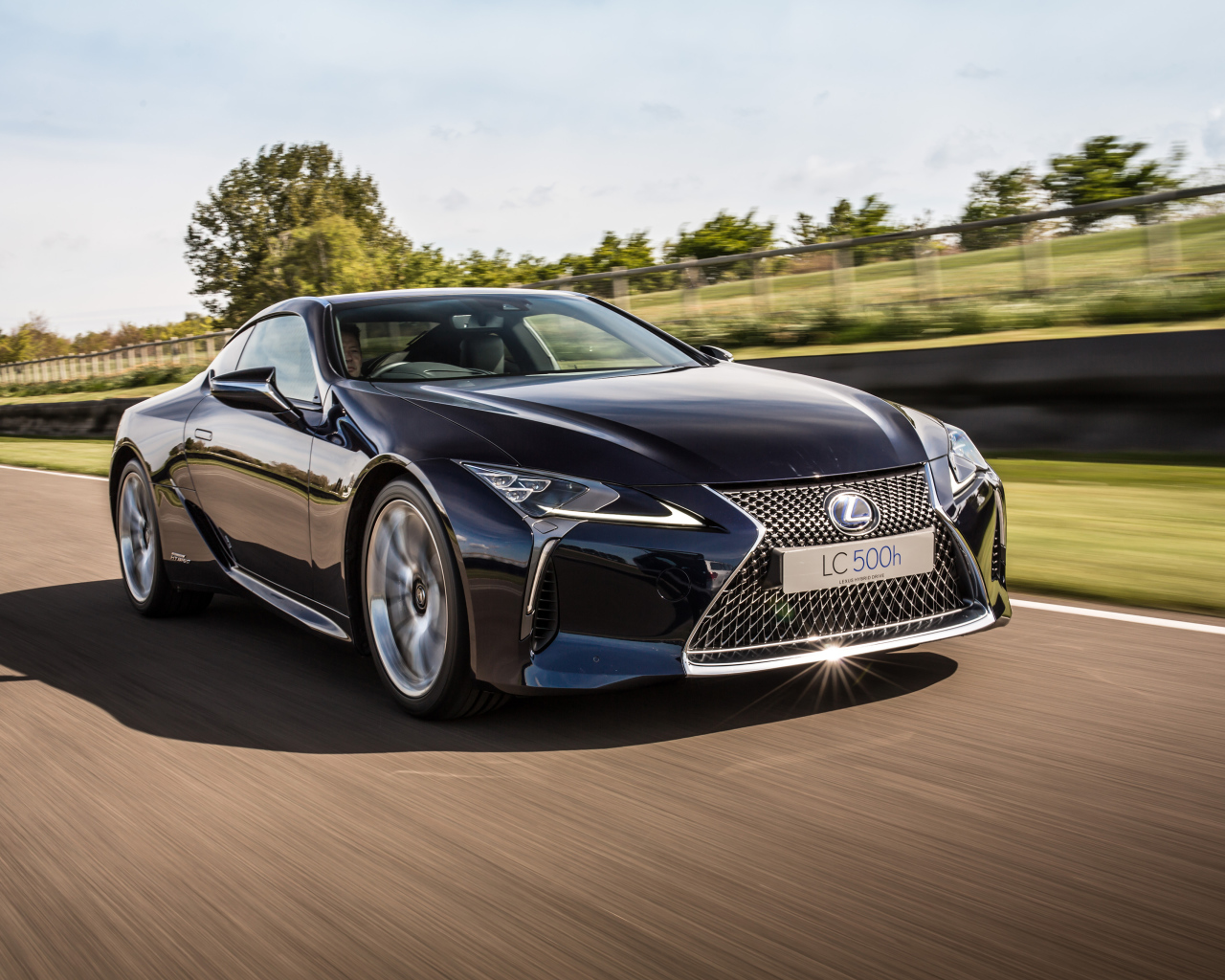 Стильный черный Lexus LC 500h на скорости