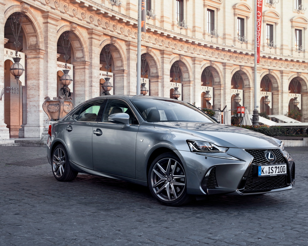 Стильный серебристый Lexus IS на фоне здания