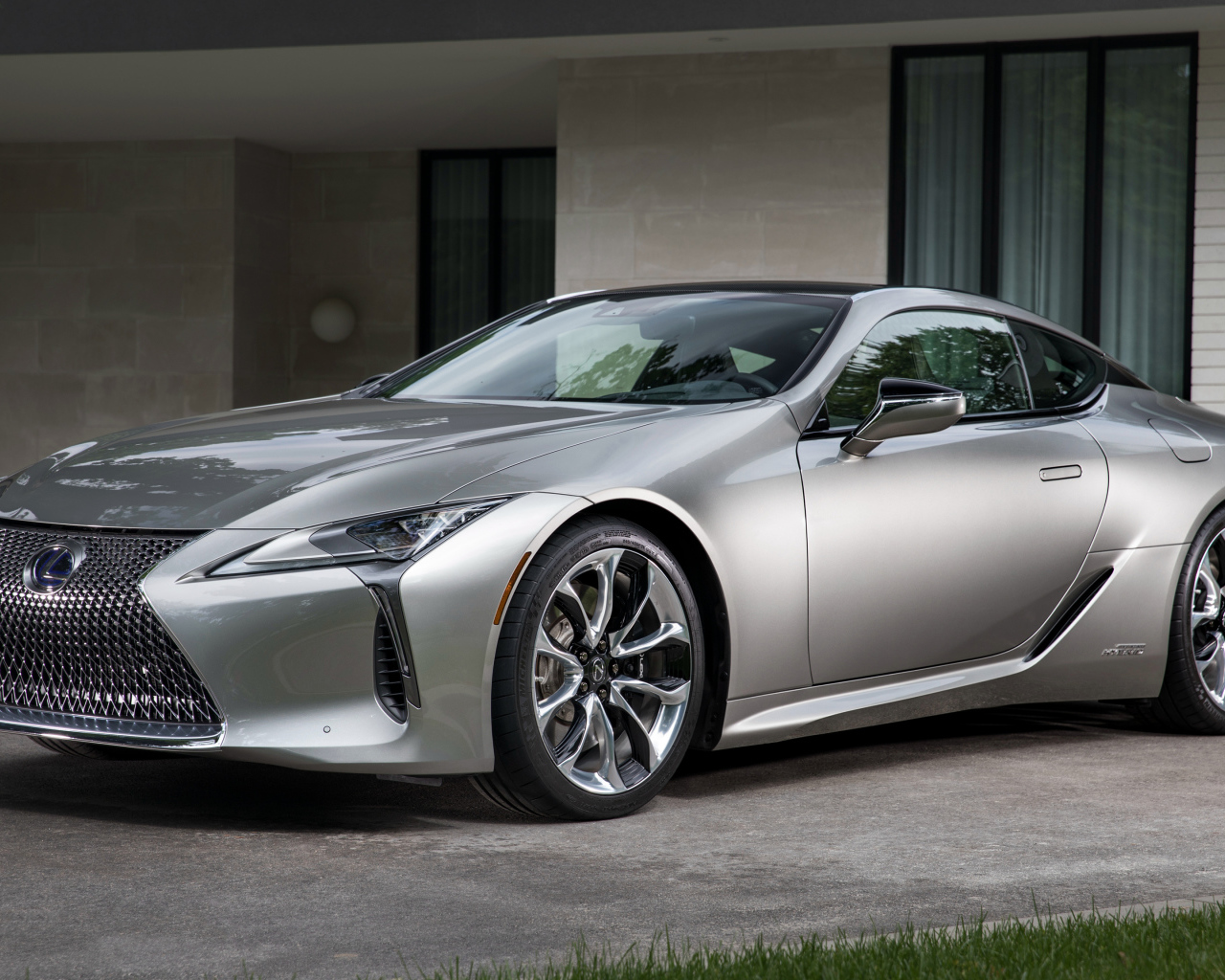 Стильный серебристый автомобиль Lexus LC 500h, 2018