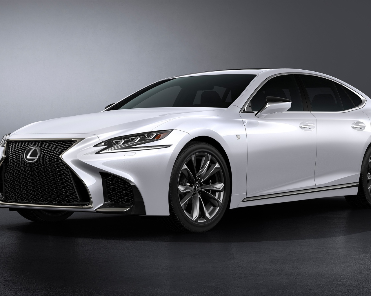 Стильный серебристый автомобиль Lexus LS 500 F Sport, 2018 