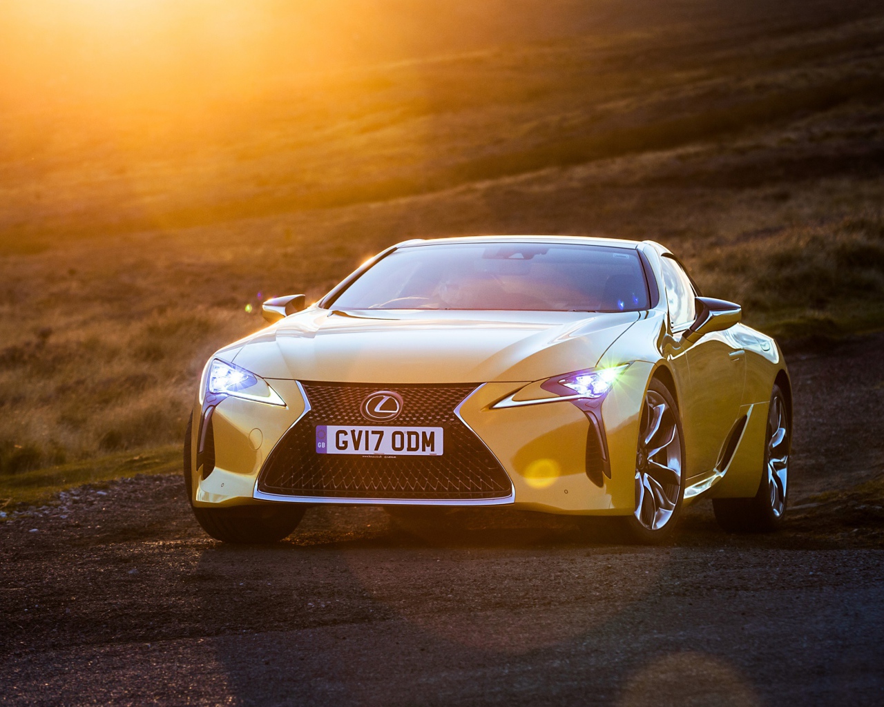 Желтый автомобиль Lexus LC 500, 2018 в лучах солнца