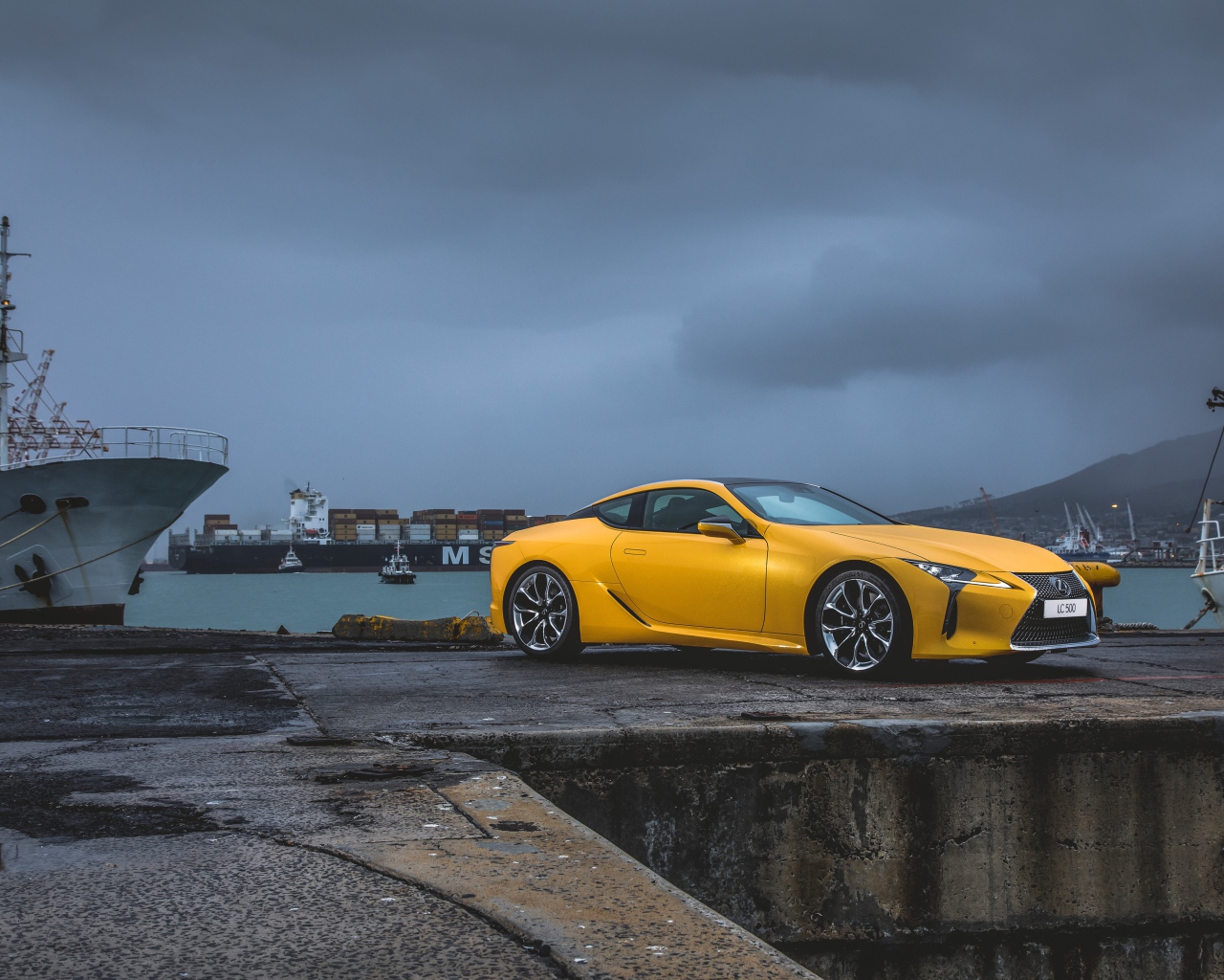 Желтый спортивный автомобиль Lexus LC 500 в порту