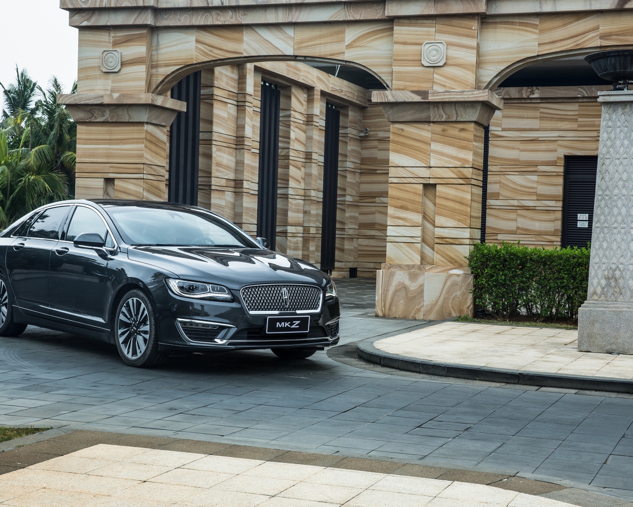 Черный автомобиль Lincoln MKZ Hybrid, 2017 