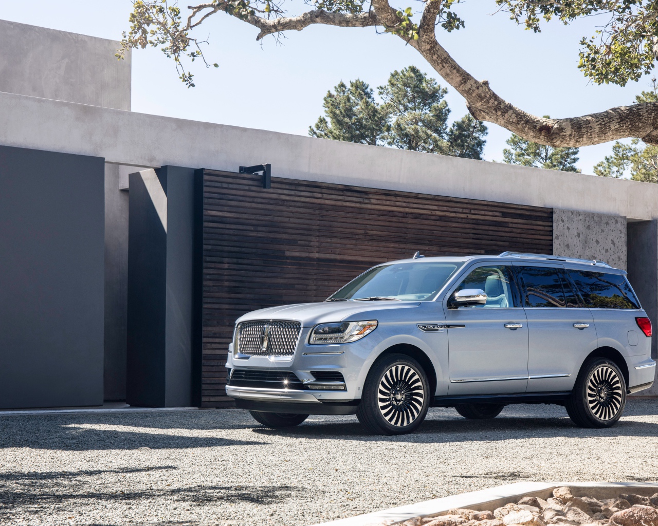 Серебристый автомобиль внедорожник Lincoln Navigator, 2017