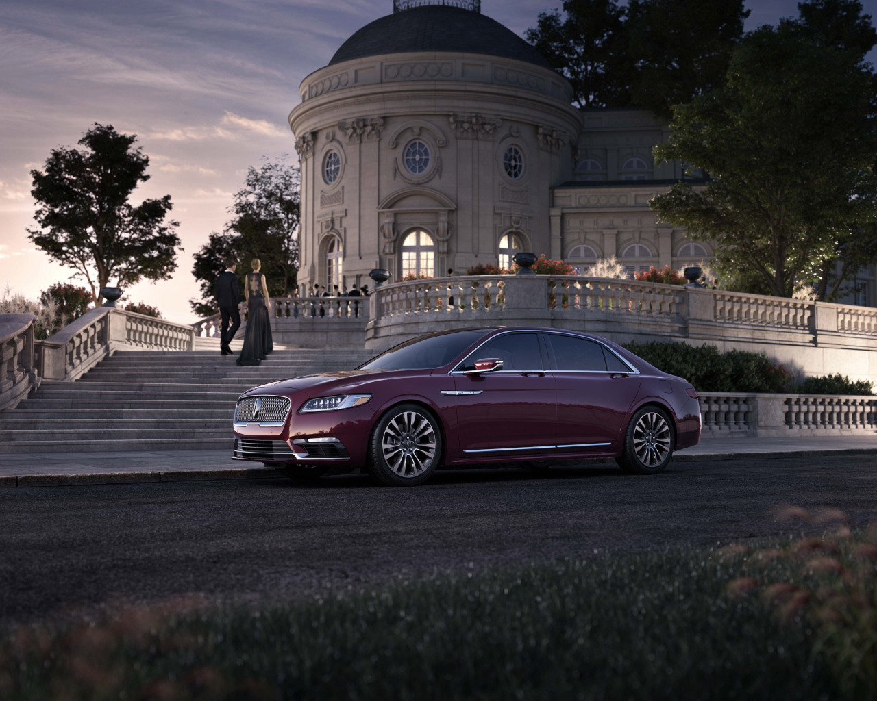 Стильный бордовый автомобиль Lincoln Continental, 2017