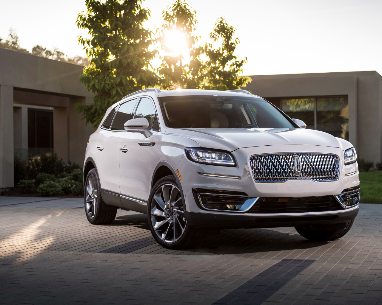 Новый белый внедорожник Lincoln Nautilus, 2019