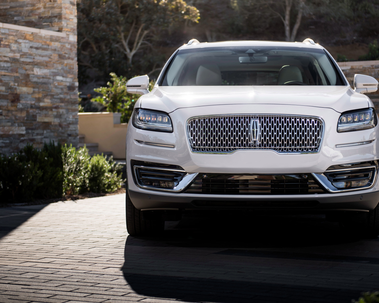 Белый автомобиль Lincoln Nautilus, 2019 вид спереди