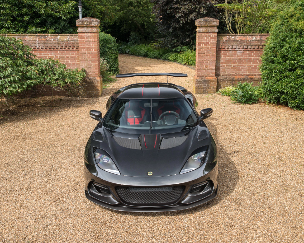 Черный автомобиль Lotus Evora GT430 вид спереди