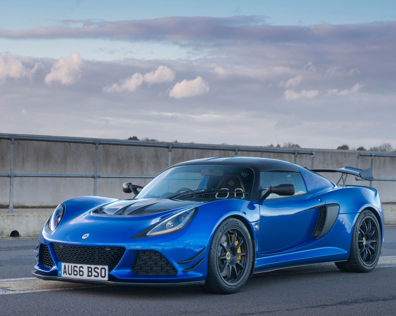 Автомобиль Lotus Exige Sport 380, синий металлик 