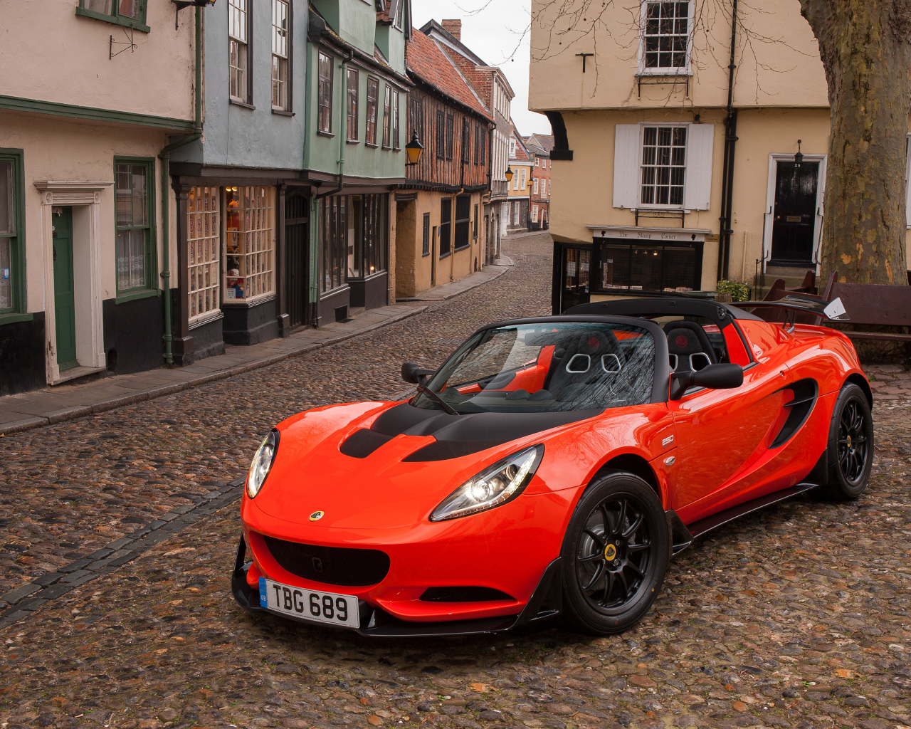 Красный автомобиль кабриолет Lotus Elise Cup 250