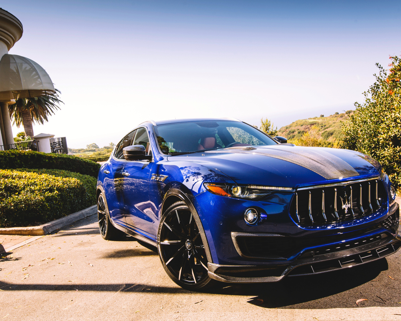 Красивый синий автомобиль Maserati Levante Shtorm, 2018