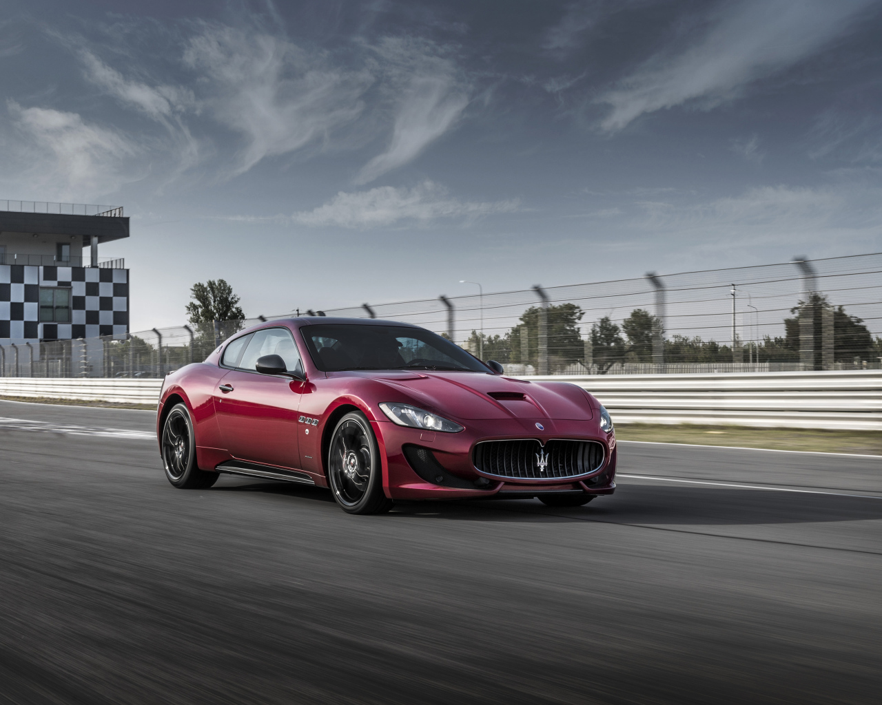Бордовый автомобиль Maserati  GranTurismo, 2017. 