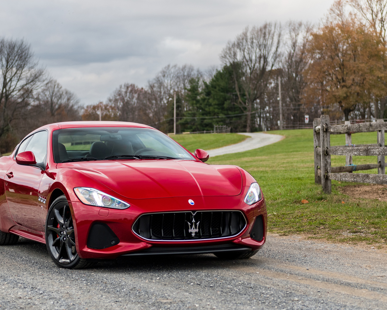 Красный быстрый автомобиль Maserati GranTurismo Sport, 2018