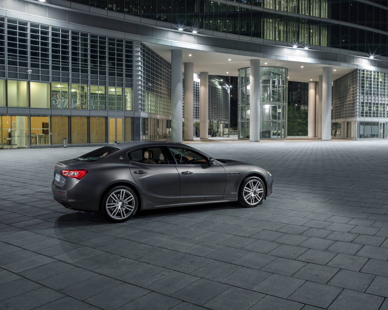 Серебристый автомобиль Maserati Ghibli S Gran Lusso, 2017