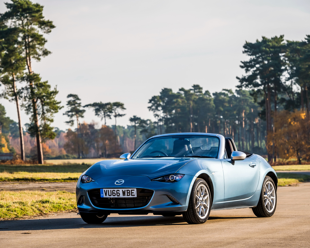 Голубой кабриолет Mazda MX-5 Arctic, 2017 