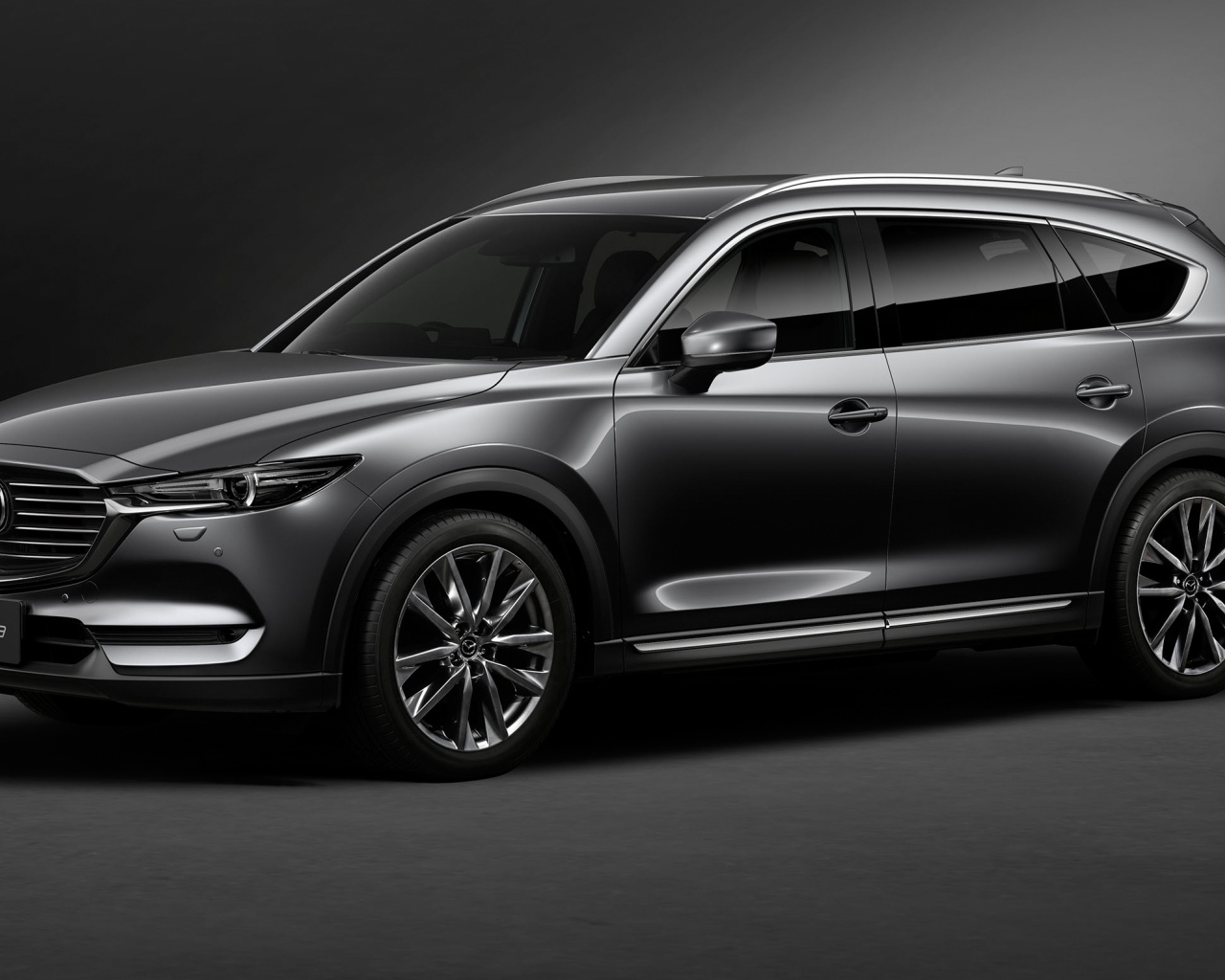 Серый автомобиль Mazda CX 8 Custom, 2018 на сером фоне