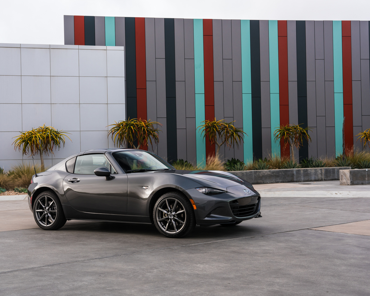 Серый автомобиль Mazda MX-5 Miata RF, 2017 года 