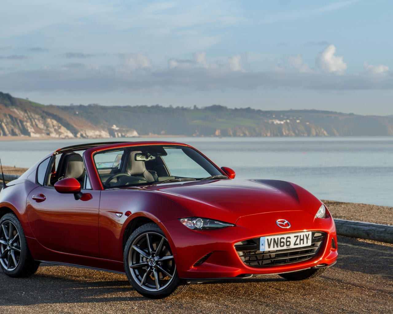 Японский автомобиль Mazda MX-5 RF GT, 2017 красного цвета 