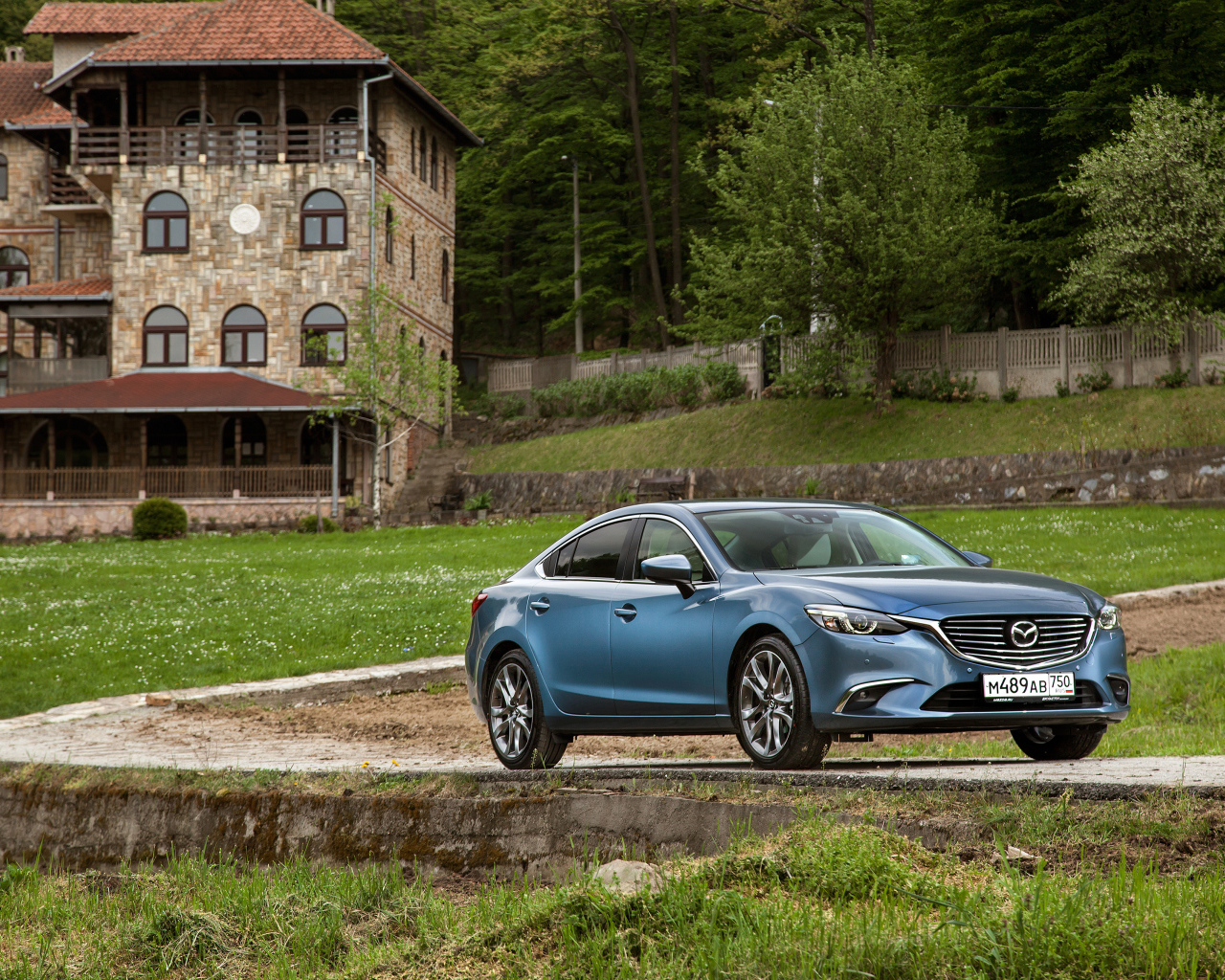 Автомобиль Mazda 6, цвета голубой металлик 