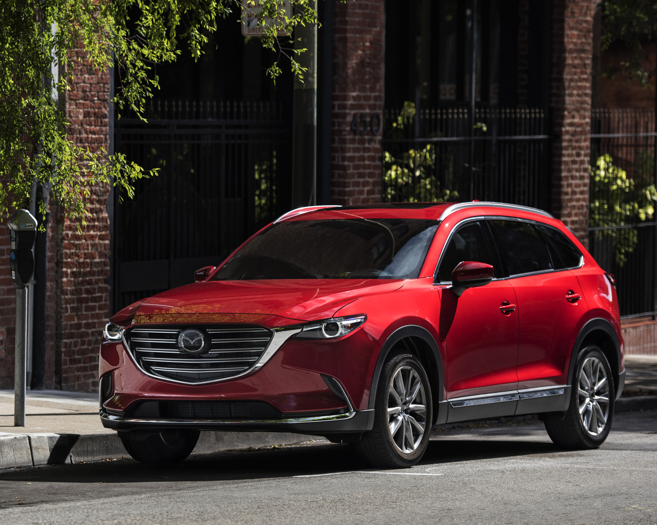 Красный автомобиль Mazda CX-9, 2017 