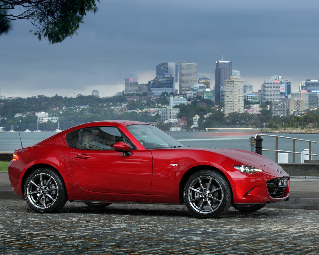 Красный автомобиль Mazda MX-5 RF GT, 2017 вид сбоку 