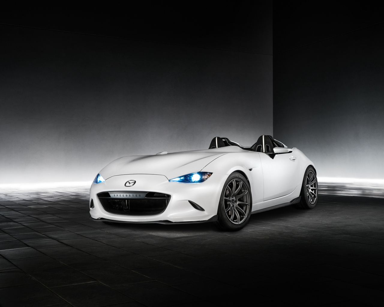 Стильный белый автомобиль Mazda MX-5 Speedster Evolution