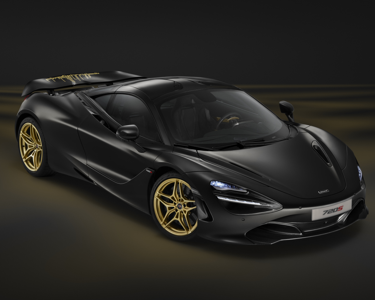 Черный спортивный автомобиль McLaren MSO 720S Coupe