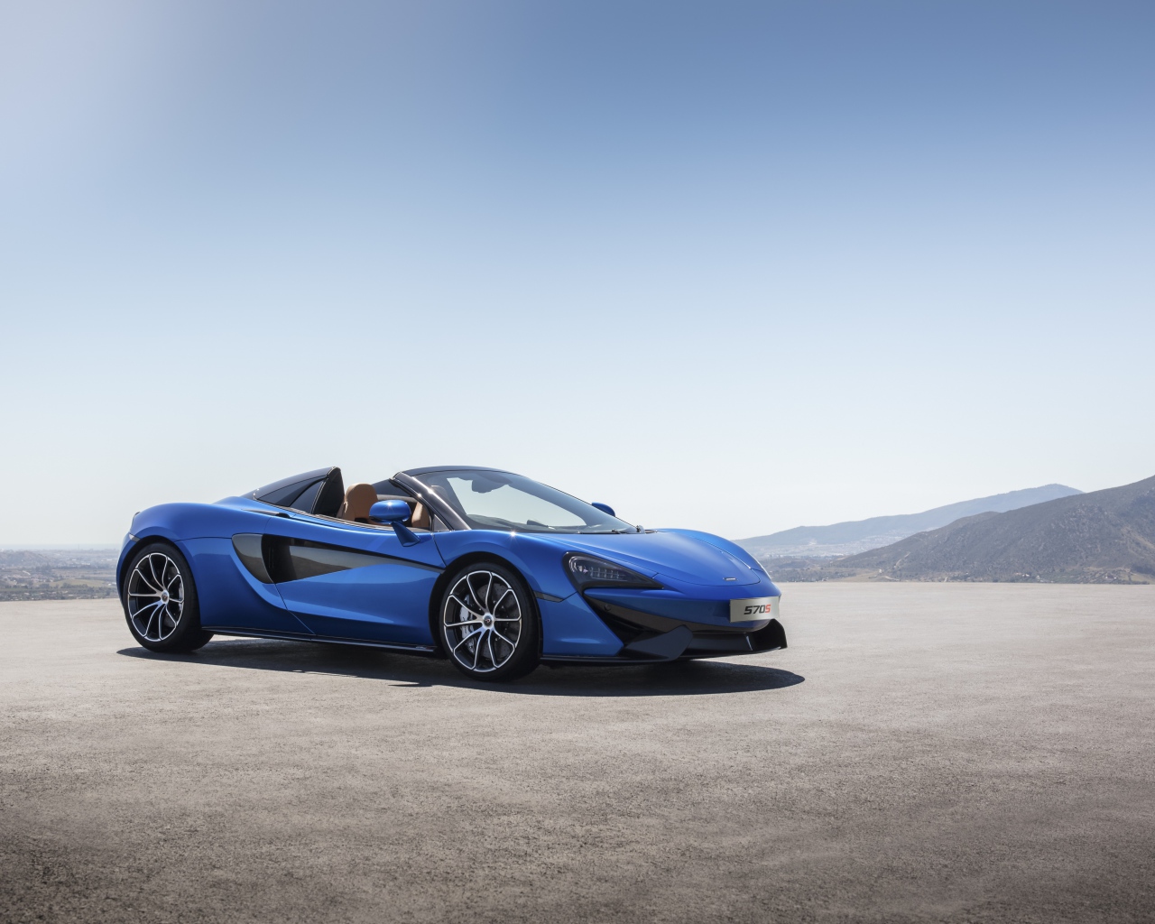Синий спортивный автомобиль  McLaren 570S Spider, 2018