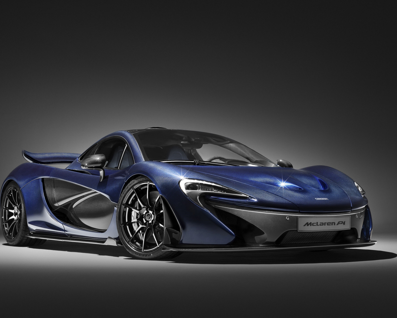 Синий спортивный автомобиль McLaren P1