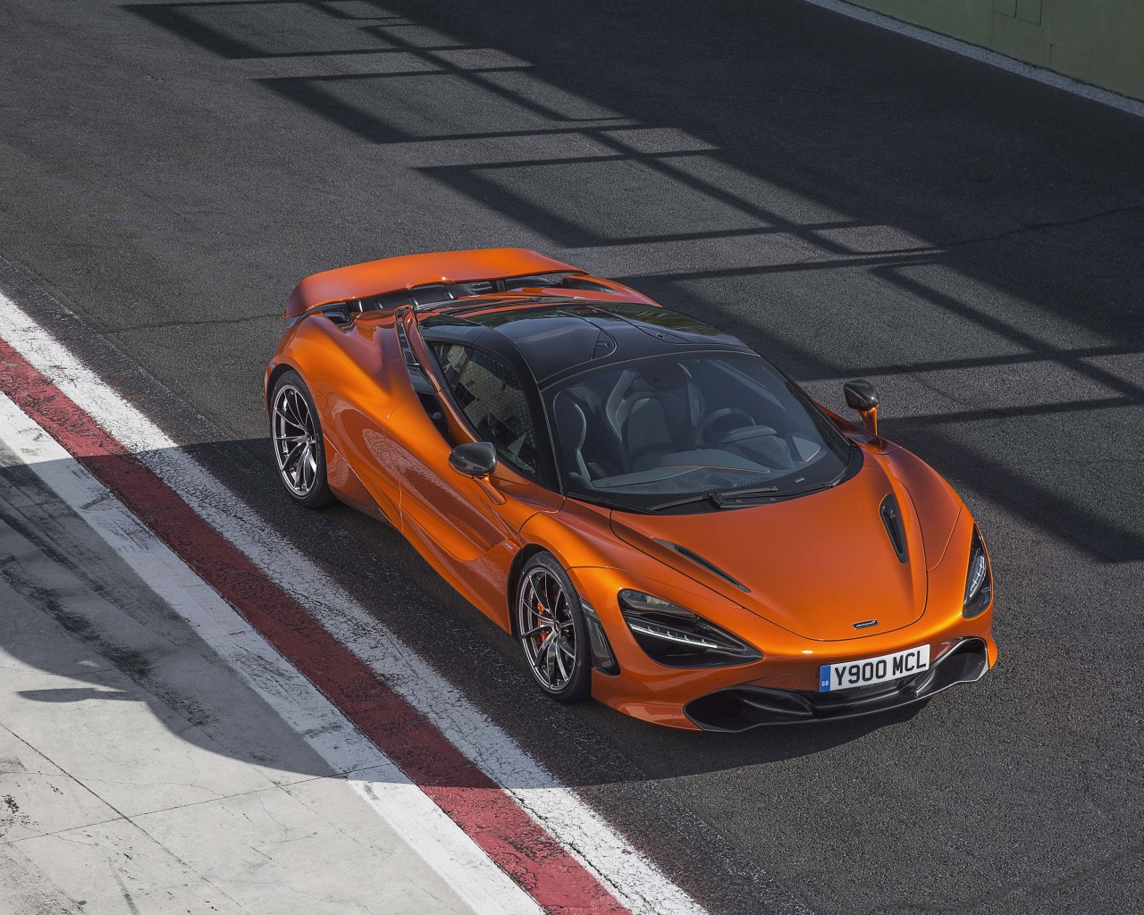 Оранжевый спортивный автомобиль McLaren 720S, 2017 