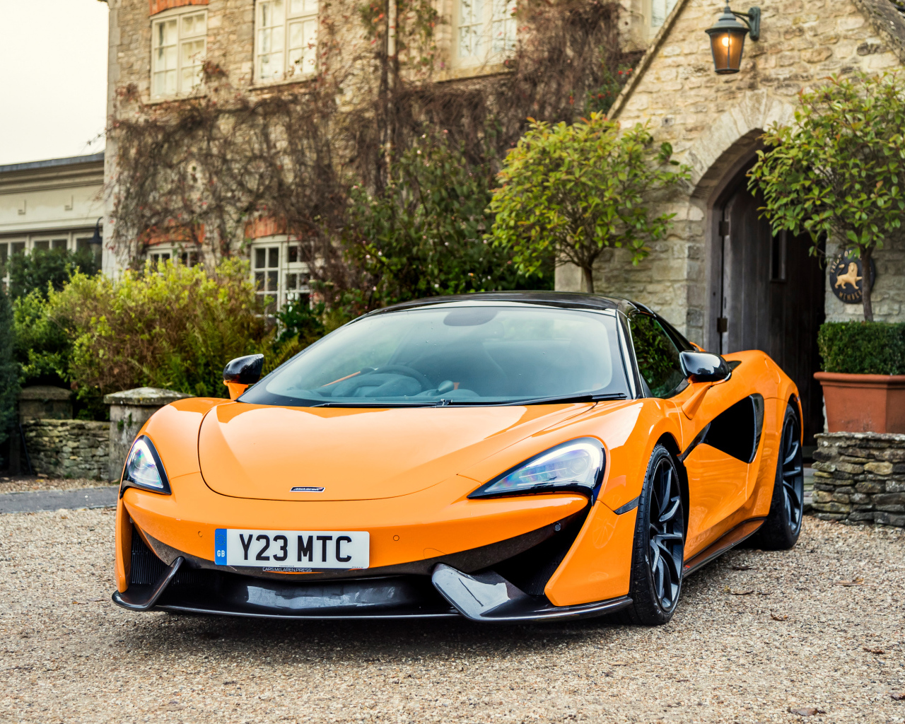 Оранжевый стильный спорткар McLaren 720S, 2017