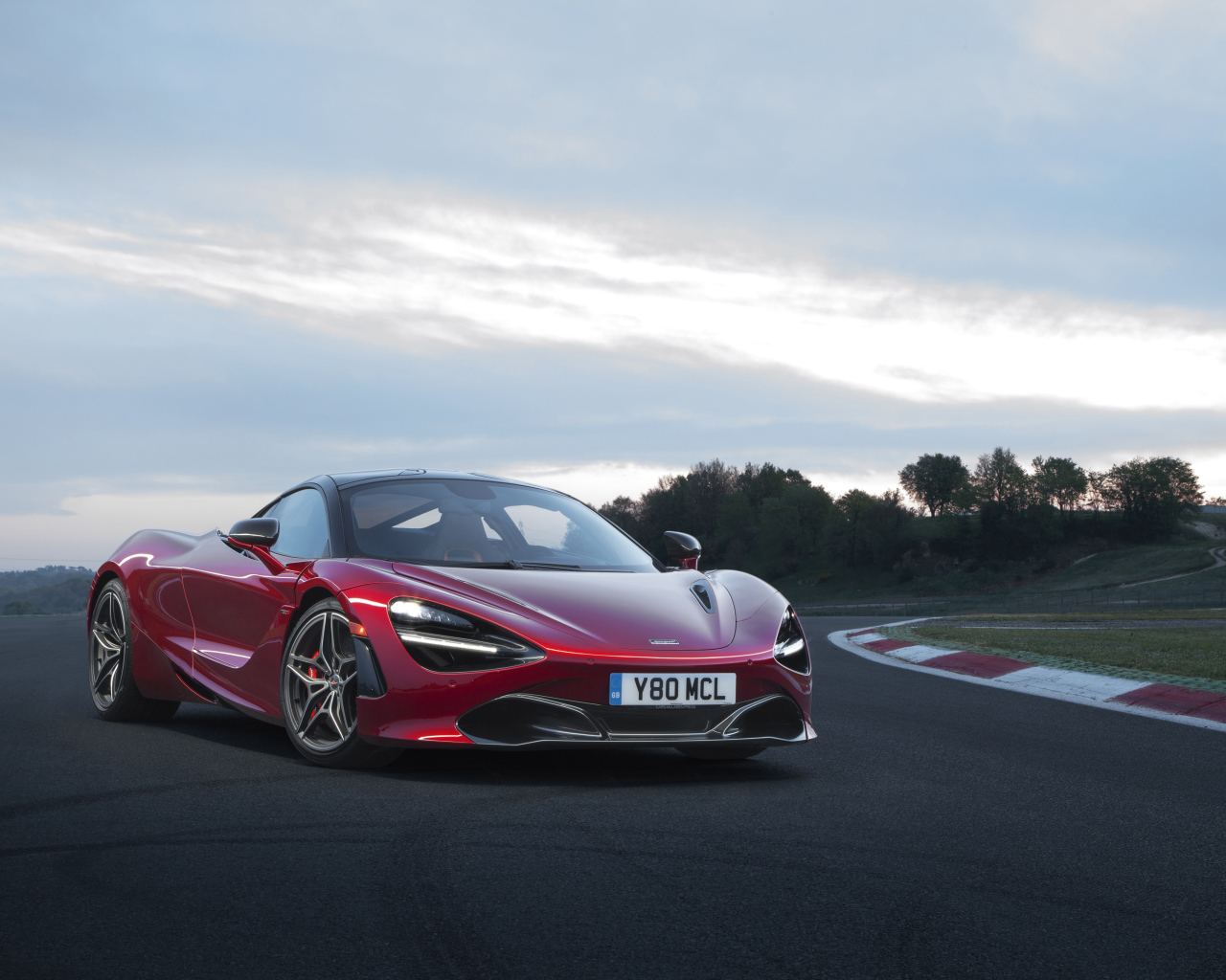 Красный спортивный автомобиль McLaren 720S, 2017 