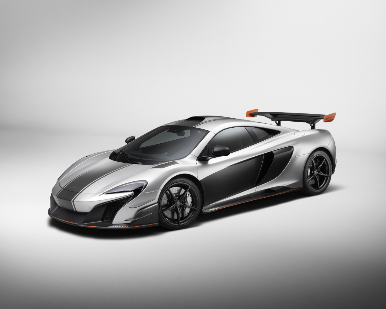 Серебристый автомобиль McLaren MSO R Coupe, 2017 на сером фоне