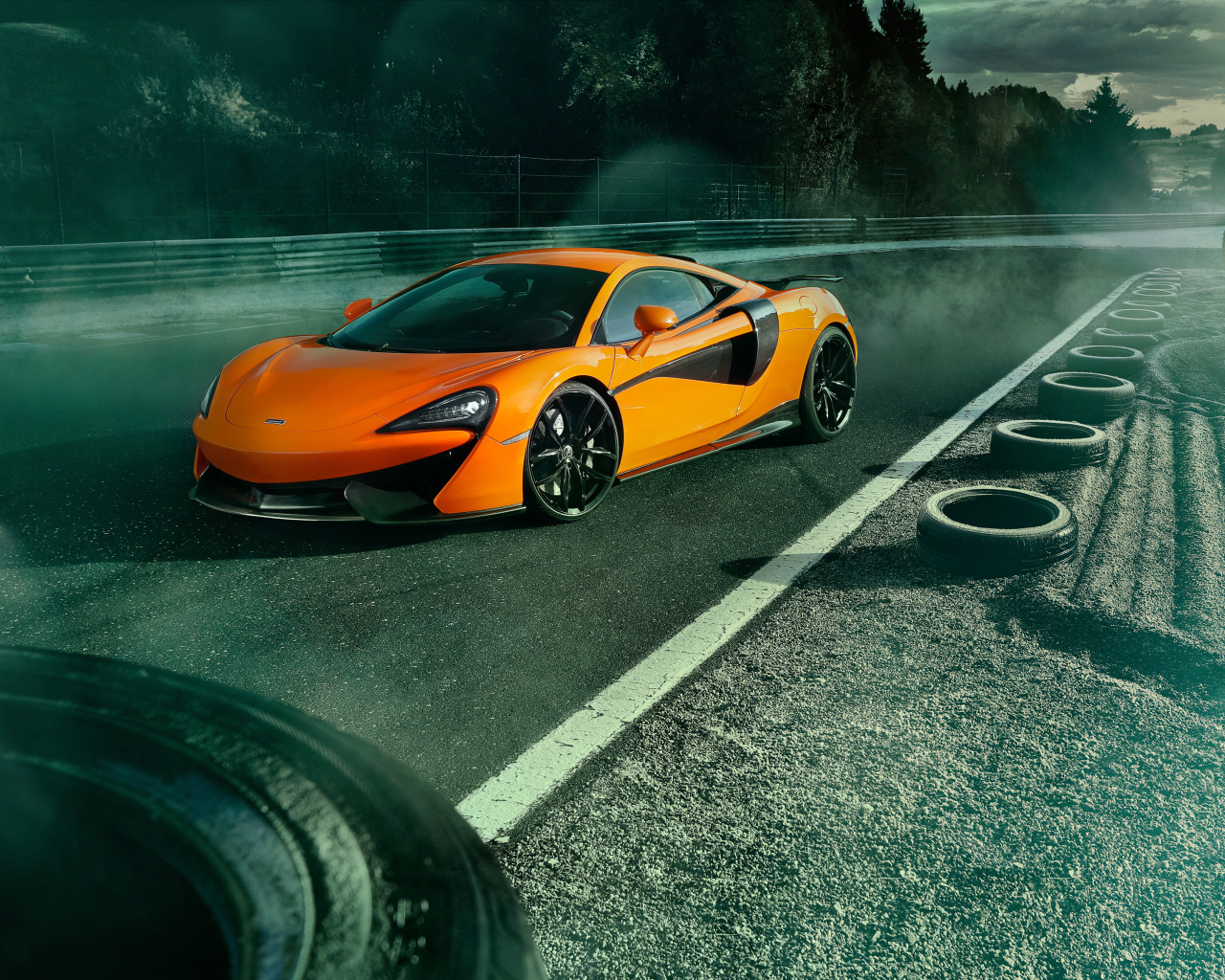 Спорткар McLaren 570S на гоночной трассе 